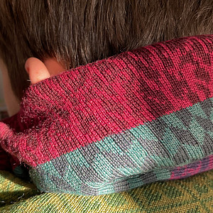 Foto von einem Hinterkopf und Hals umfasst von einem warmen Schal