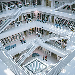 Foto einer Bibliothek mit mehreren Stockwerken und Treppenaufgängen
