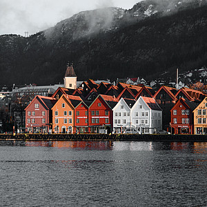 norwegische Häuser in den Bergen