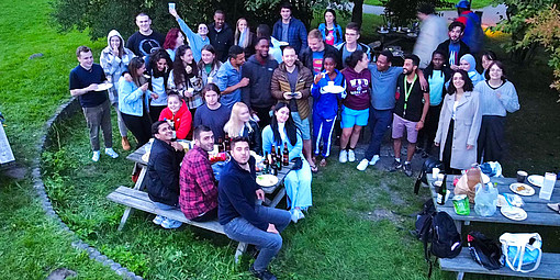 Luftiges Gruppenbild von Studenten bei einem Grillfest.