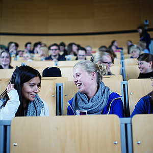 Ein Bild von lachenden Studierenden im Audimax
