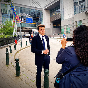 Picture of a man in front of EU building