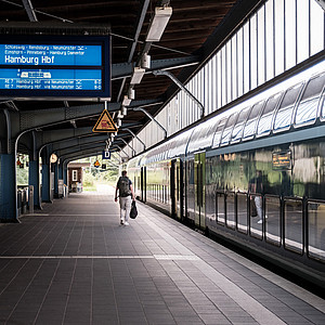 Zug fährt in Flensburger Bahnhof ein