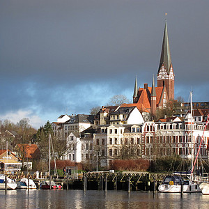 Foto zeigt Flensburger Hafen Richtung St. Jürgen Kirche