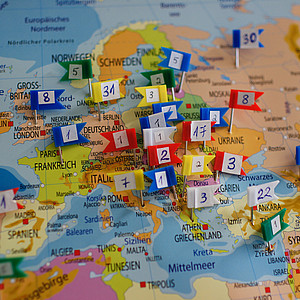 Foto einer Europakarte mit Fähnchen