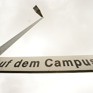 Foto zeigt Strassenschild Auf dem Campus