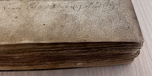 Ein verschwommenes Foto von einem handgeschriebenes Buch