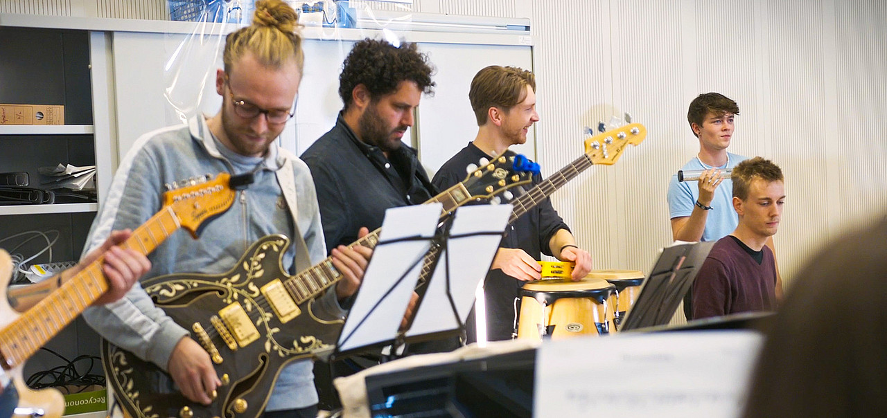 Eine Gruppe Studenten musiziert im Übungsraum