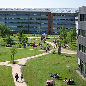 Blick auf den Campus zwischen den Gebäuden OSL und HEL