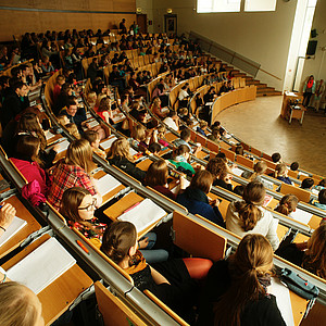 Studierende sitzen in einem Hörsaal