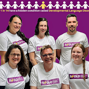 Foto von Mitarbeitern der Abteilung Sprache und Kommunikation, welche T-shirts mit RADLD-Aufdruck tragen, vor violettem Hintergrund  