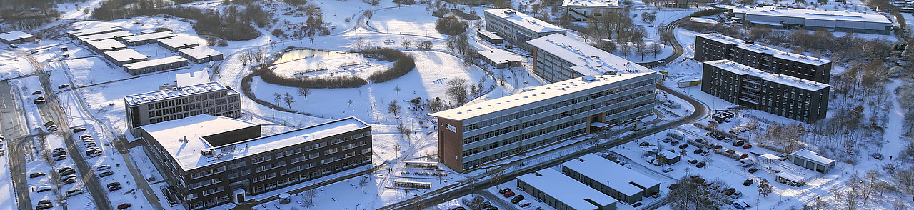 Luftaufnahme des Campus im Winter