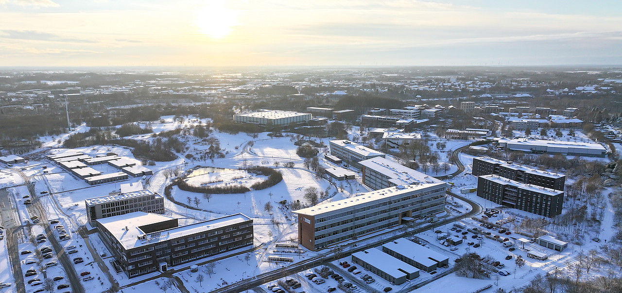Luftaufnahme des Campus im Winter