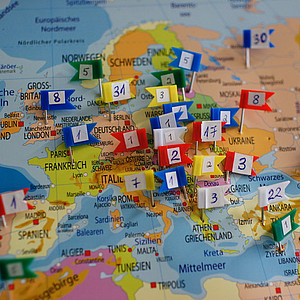 Das Bild zeigt eine Karte von Europa mit Fahnen zur Marikerung von Standorten.